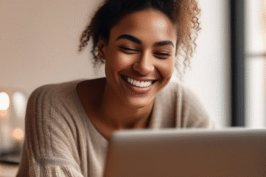 Eine Person lächelt und benutzt einen Laptop, um auf einer Dating-App nach einem Match zu suchen.
