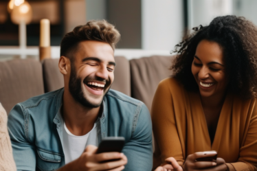 Eine vielfältige Gruppe von Menschen lacht zusammen und benutzt Smartphones, die globale Online-Dating-Verbindung darstellt.