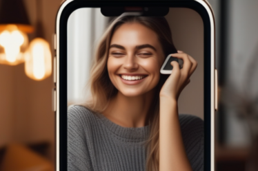 Eine junge Frau lächelt, während sie eine Dating-App auf ihrem Handy benutzt.