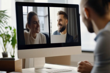 Ein Paar telefoniert per Video, getrennt durch die Distanz zwischen München und Berlin.