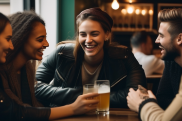 Eine vielfältige Gruppe junger Leute lacht und unterhält sich in einem Café in Berlin, was die Freude und Verbindung des interkulturellen Datings repräsentiert.